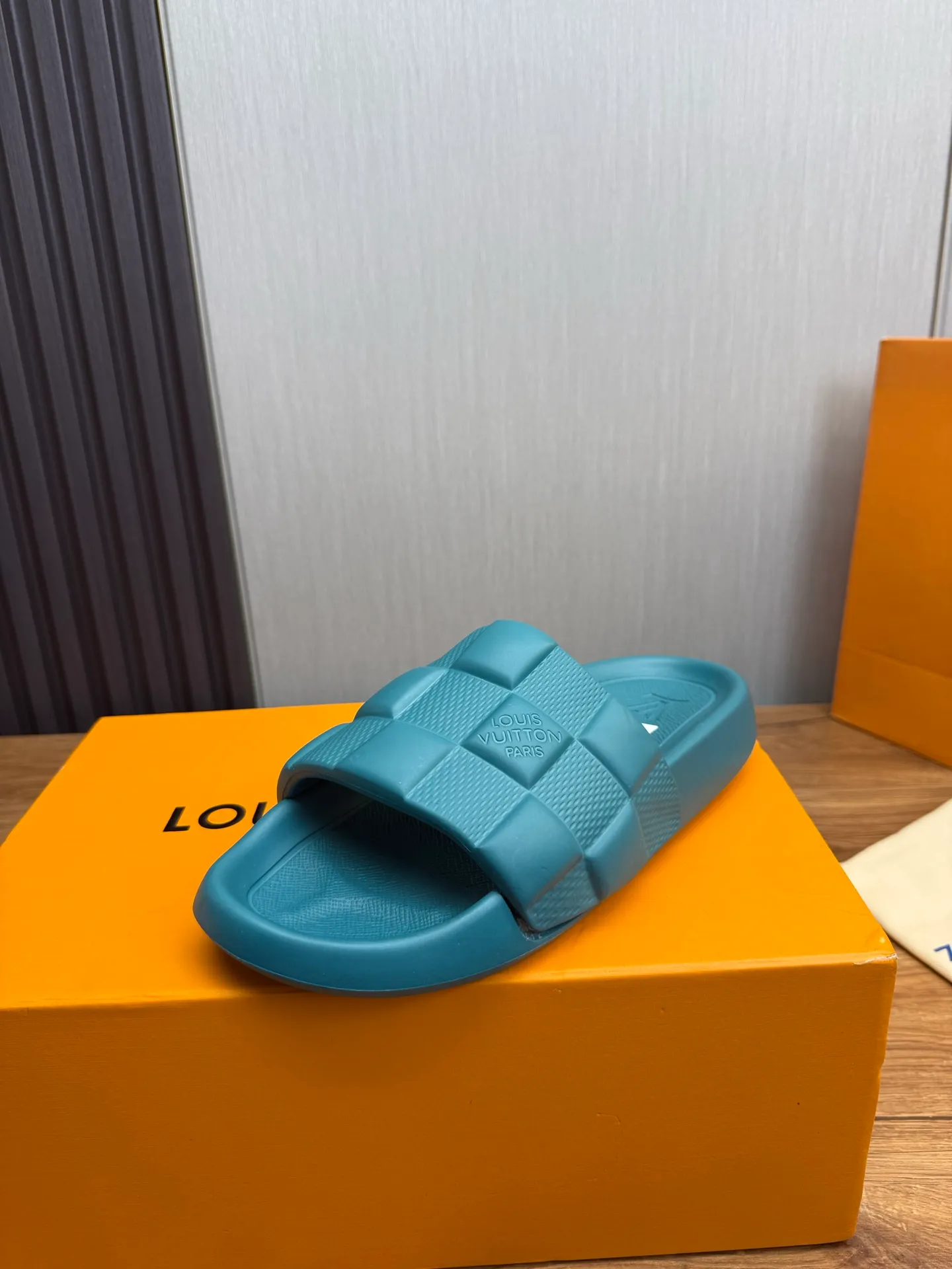 Men's shoes 💰260💰 ▪️LV's popular Little Red Book popular slippers hot sale: 1 shipment✅ Super textured and comfortable slippers, original TPU outsole. Authentic counter box drawer box packaging 🎁Size 38-45